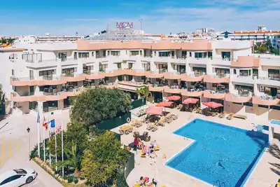 Image de Enjoy Tennis Court & Pool Bar at Spacious Family Apt Near Oura Beach
