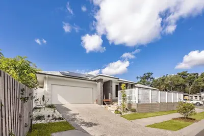 Image de 3 Mins to mall/ New Cozy 3-bed Home/Easy access