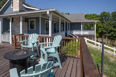 Image de Large patio and hot tub near wine country