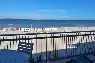 Image de Une vue panoramique sur la plage du Nau et la mer, refait Ă neuf et chaleureux.