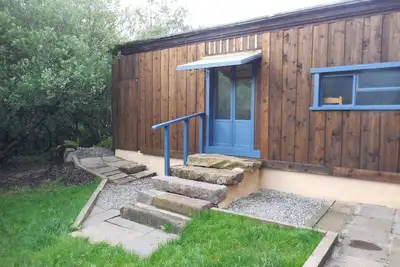 Image de Red Cuillin Cabin on riverbank