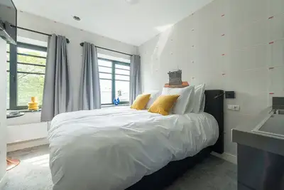 Image de Appartement unique avec cuisine et salle de bain privées, inspiré de l'art abstrait de Lena Milius.