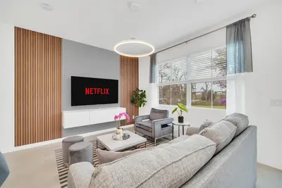 Image de Luxurious and Modern Lakefront Home
