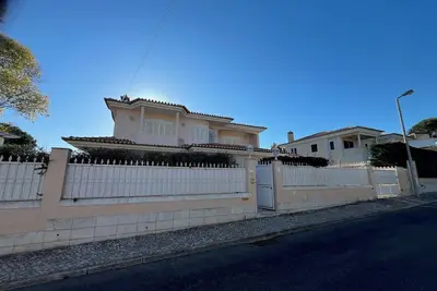 Image de Private villa with swimming pool, garden and large interior spaces.