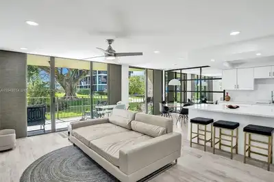 Image de Beautifully remodeled 2-bedroom condo in Boca Raton with WiFi, Ac, fitness room