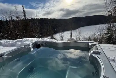 Image de New! Lakefront Paradise: Spacious 5-Bedroom Retreat with Hot Tub Bliss