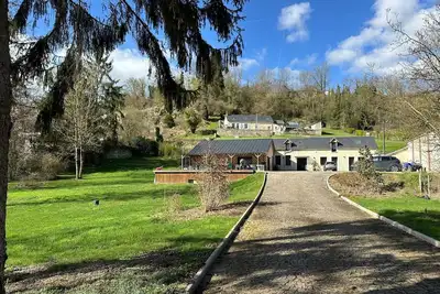 Image de La Dommarienne, grande maison en bordure de forêt