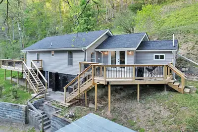 Image de Creekfront mountain cabin on Tumbling Creek with 2 bed, 2 bath and dog friendly!