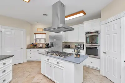 Image de 6-Bedroom Lakeside Escape: 25 Min to Downtown Ls