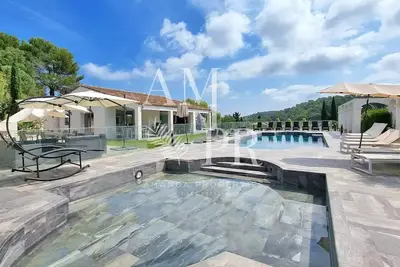Image de Domaine Privée : Villa contemporaine avec double piscine.