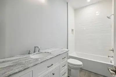 Image de Brand New Home On Beautiful Blackthorn Golf Club