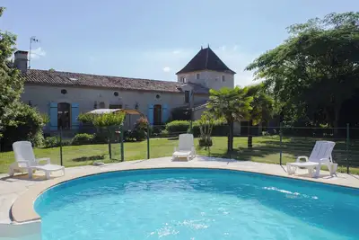 Image de maison de campagne dans la verdure et le calme piscine privée spa terrasse