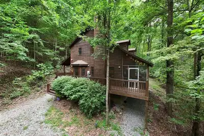 Image de Cozy 2-bedroom cabin with WiFi, firepit, and more in Blairsville!