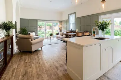 Image de School House – Victorian elegance by the river with parking | Pass the Keys