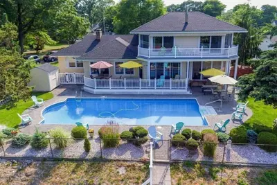 Image de 5-Bdrm Home w/ Large Pool near beaches on canal