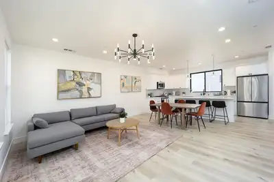 Image de Brand New Downtown 3br Condo - Walk to Everything!