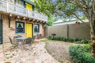 Image de Historical Downtown Studio w\/ Courtyard, Walk to Dining, Minutes From Lafayette!