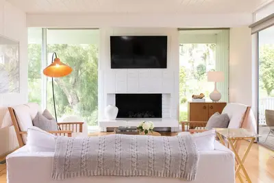 Image de Designer Beachy Retreat with Ocean Views in Malibu 2br