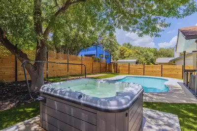 Image de The Austin Vacation Home - 4 bdrms with hot tub, gym, WiFi, work area, pool.