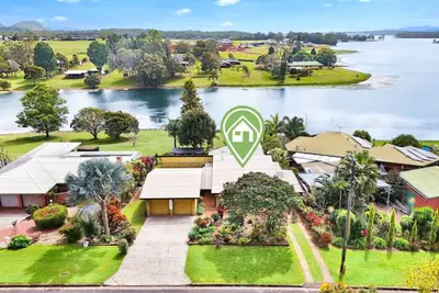 Image de LakeSide Tinaroo- Lakefront Retreat with Private Pontoon, Water Activities & Stunning Views