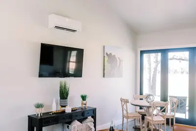 Image de The Pearl \/ Casita #8 - Private Porch, Luxury, Country Feels, Walk to Wineries