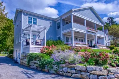Image de Elegant home with veranda & water view, walk to downtown Boothbay Harbor