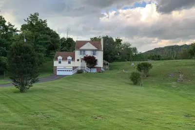 Image de Beautiful sun-filled home in Va Wine Country. Sleeps 5, 2 levels, Deck, Gazebo.