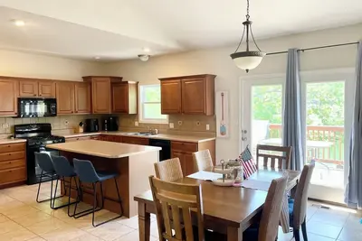 Image de Serene retreat with lake views. Long-term rental and family friendly.