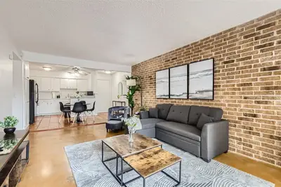 Image de 2b Getaway | Walk Dtwn | Sleeps 6 | Pool + Prkg