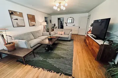 Image de Midtown Mid-Century Lounge - 3 blocks from Expo