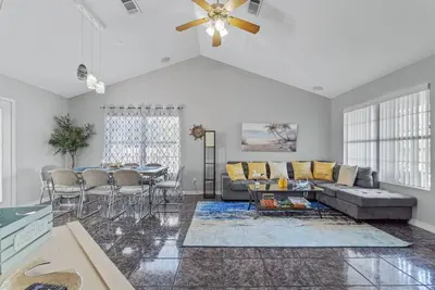 Image de Brookwood Getaway: King | Pets | Firepit | Arcade
