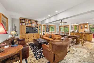 Image de Eclectic Palisades Tahoe Home | Private Hot Tub | Sunny Decks | Sleeps 12 | Play Room