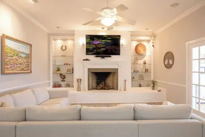 Image de Spacious 6-bedroom house with WiFi, Ac in marvelous Homestead.