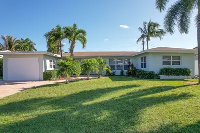 Image de Beautiful & airy dog-friendly home near the beach with private pool, yard, grill