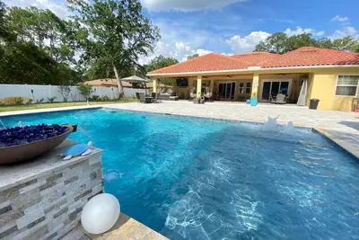Image de Spacious 5-bedroom house with WiFi, Ac, Heated Pool and Jacuzzi in Central Tampa