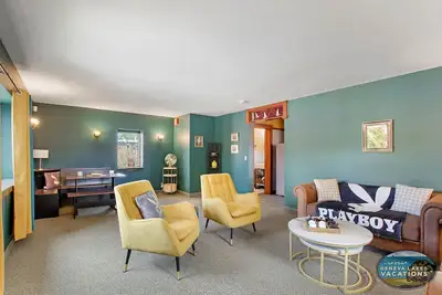 Image de The Playboy Suite - Downtown Lake Geneva |Walking Distance to Beach, Shopping, Dining |Parking for 2