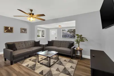Image de Charming Family Gem: 5 Star Location ~ Deck ~ Parking!