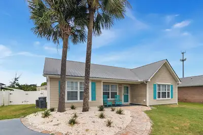 Image de \"A Wave From It All\" is a 3bd w/fenced in backyard, hot tub, kids' fort, pet friendly!