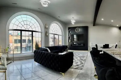 Image de Penthouse suite in heart of little Italy