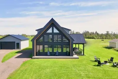 Image de Modern 5br Chalet with Ocean Bay Views within minutes to the Beach and Town