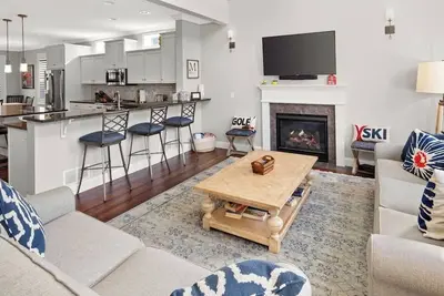 Image de Brand new, gorgeous townhome minutes to Stowe Mtn!