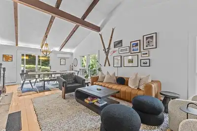 Image de Impeccably Designed 3br Stowe Woods Retreat