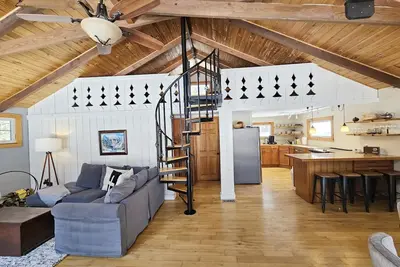 Image de Vintage Vibes Haven in Stowe, Records & Firepit!