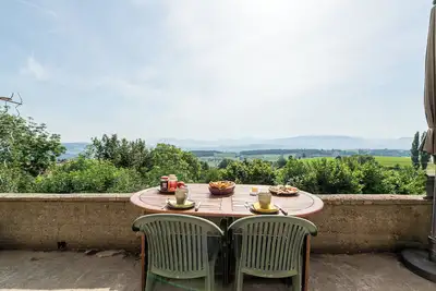 Image de Maison d'hôtes 'Chambre Verte' avec vue sur les montagnes, terrasse privée et jardin partagé