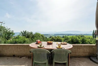 Image de Chambre d'hôte la chambre Bleue avec vue sur les montagnes, terrasse privée et jardin partagé