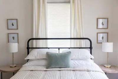 Image de Charming Navy Point Bungalow • Walk to the Bay • Near Nas & Downtown