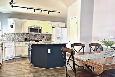 Image de Work-Ready Home w/ Office, Ev Charger & Easy Strip Access