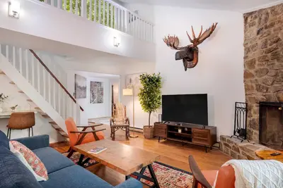 Image de Cabin w Hot Tub, WiFi, Deck, Grill & Dog-Friendly!