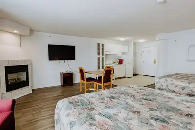Newly renovated 2 Queen suite with Kitchenette