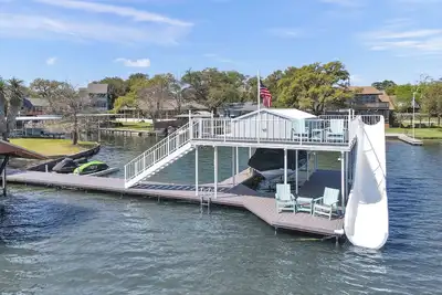 Image de SlideAway Cove: Waterfront Retreat w/ Slide, Lift & Endless Fun!